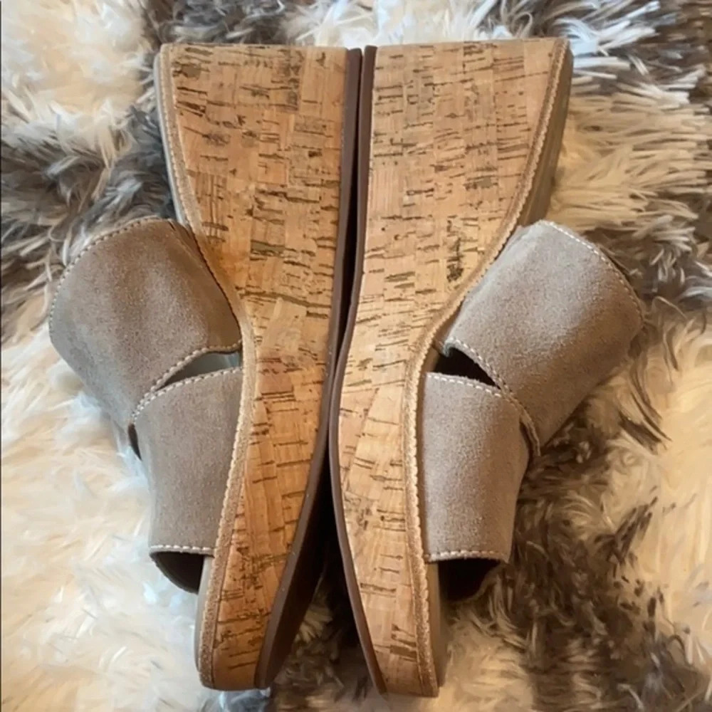 🌼Bernardo suede wedges 🌼